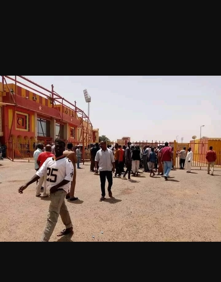 الشرطة تطلق الغاز المسيل للدموع ضد اعضاء الجمعية العمومية لنادي المريخ