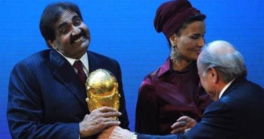 بلاتر يطالب بسحب تنظيم كأس العالم 2022 من الدوحة