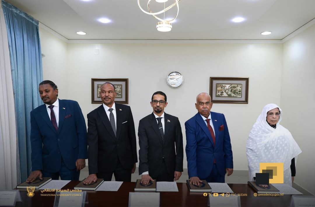 البروفيسور احمد ادم يؤدي القسم وزيرا للشباب والرياضة