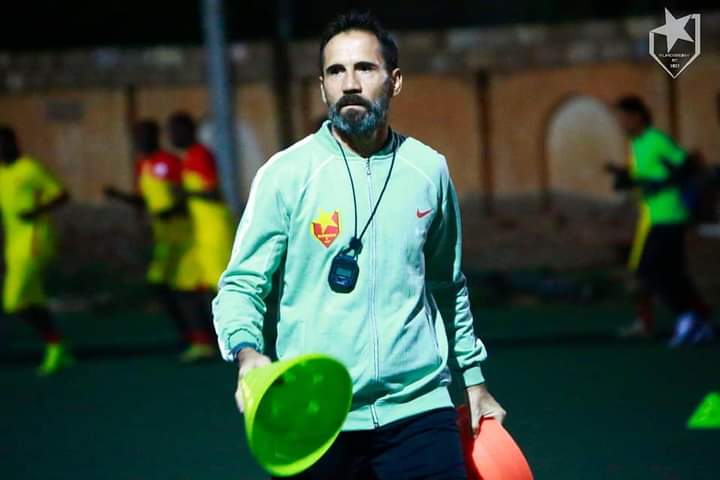 نادي المريخ يشرع في شكوى المدرب قوميز للفيفا