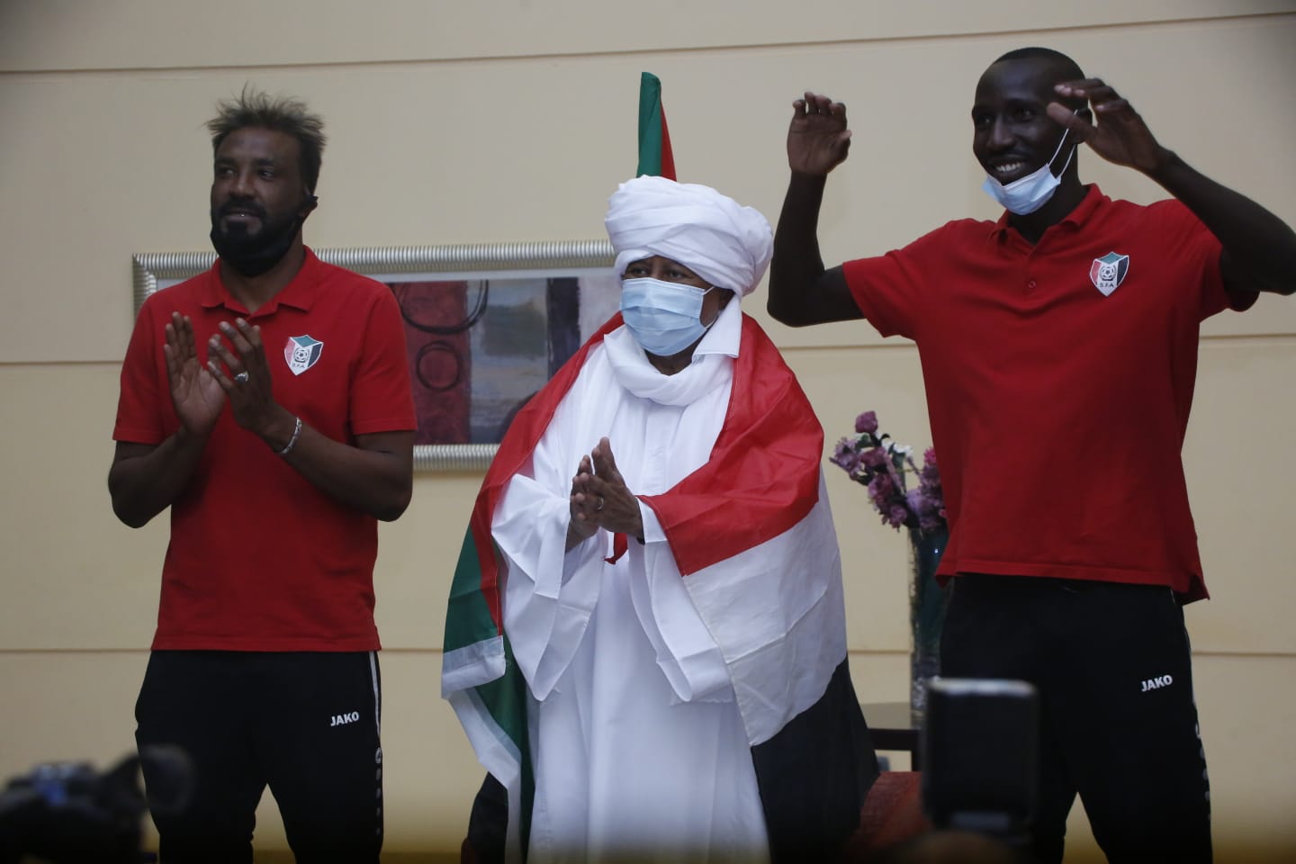 حمدوك يزور المنتخب الوطني مهنئا
