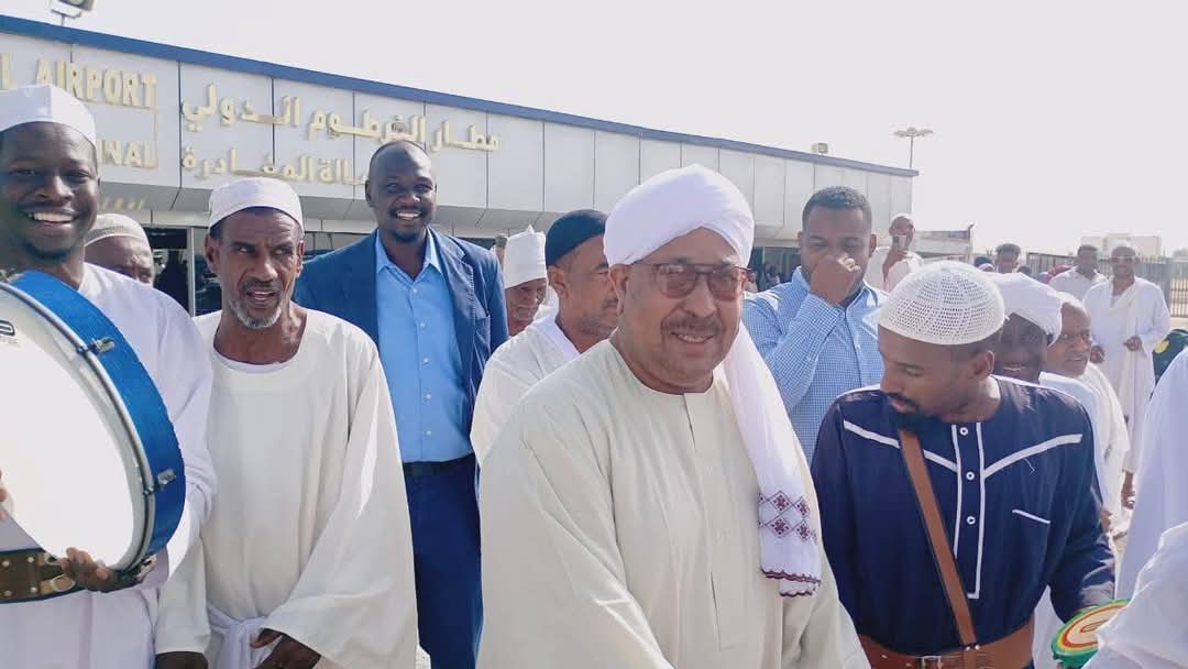 شيخ مكرم يصل السودان و منسوبي السباحة  يحتفون به